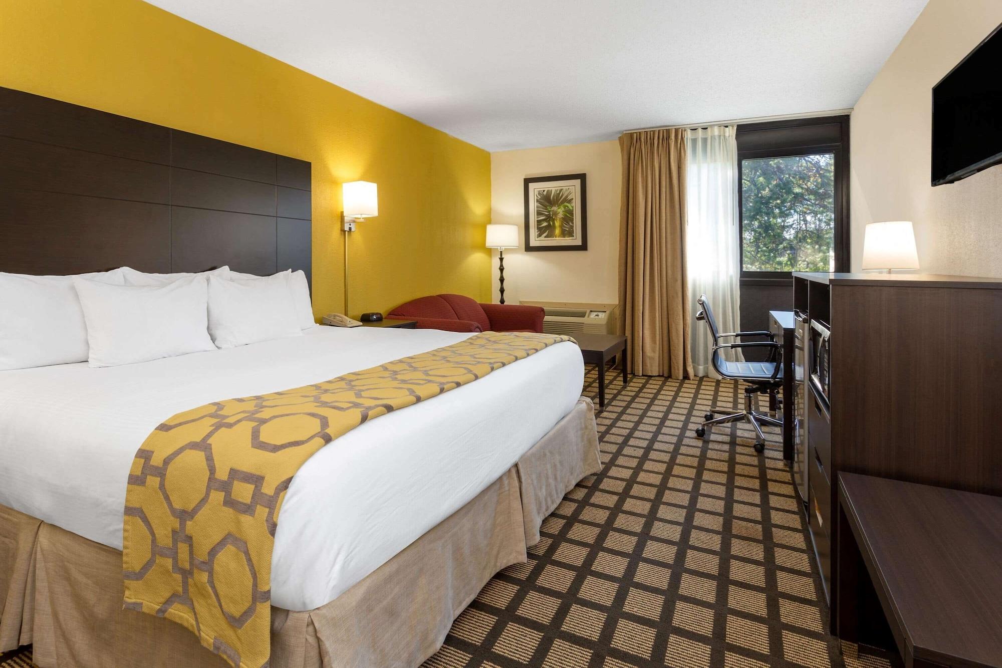 Baymont By Wyndham Queensbury/Lake George Екстериор снимка