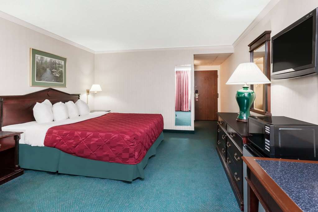 Baymont By Wyndham Queensbury/Lake George Екстериор снимка